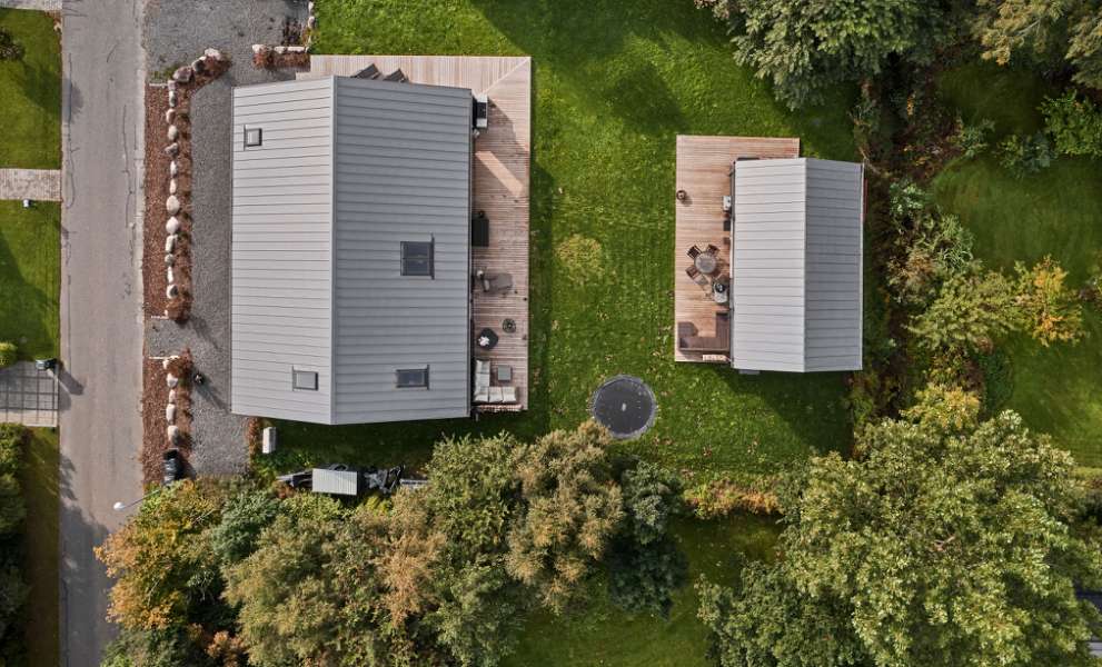 Schiefer, Holz und Stahlprofile in eleganter Symmetrie, Mågevej 11, 4040 Jyllinge, Dänemark